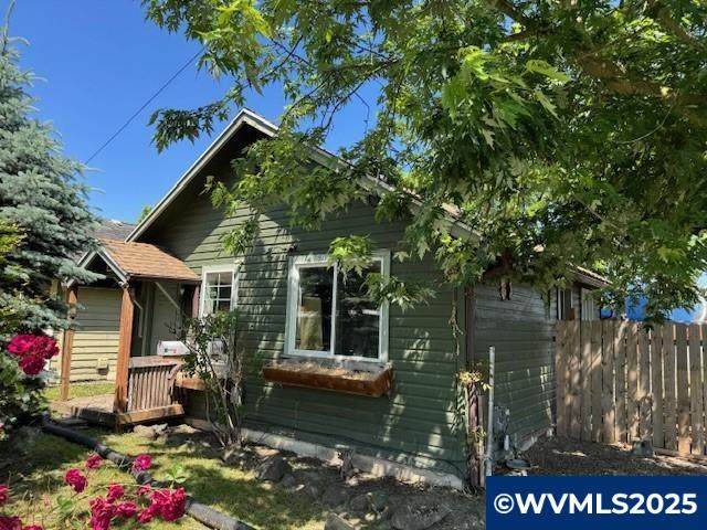 191 Catron St - Photo 1