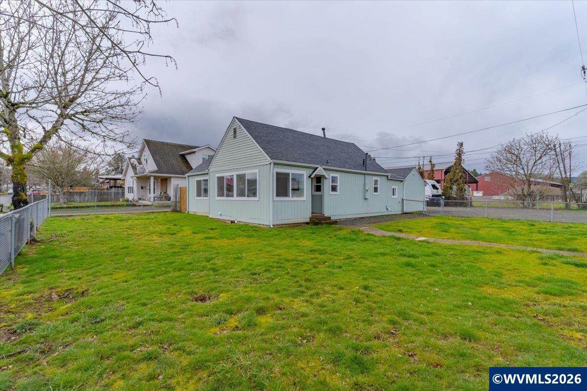 809 Ash St - Photo 1