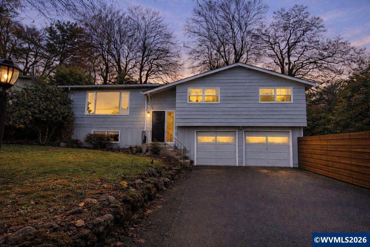 2042 Summit Av - Photo 1