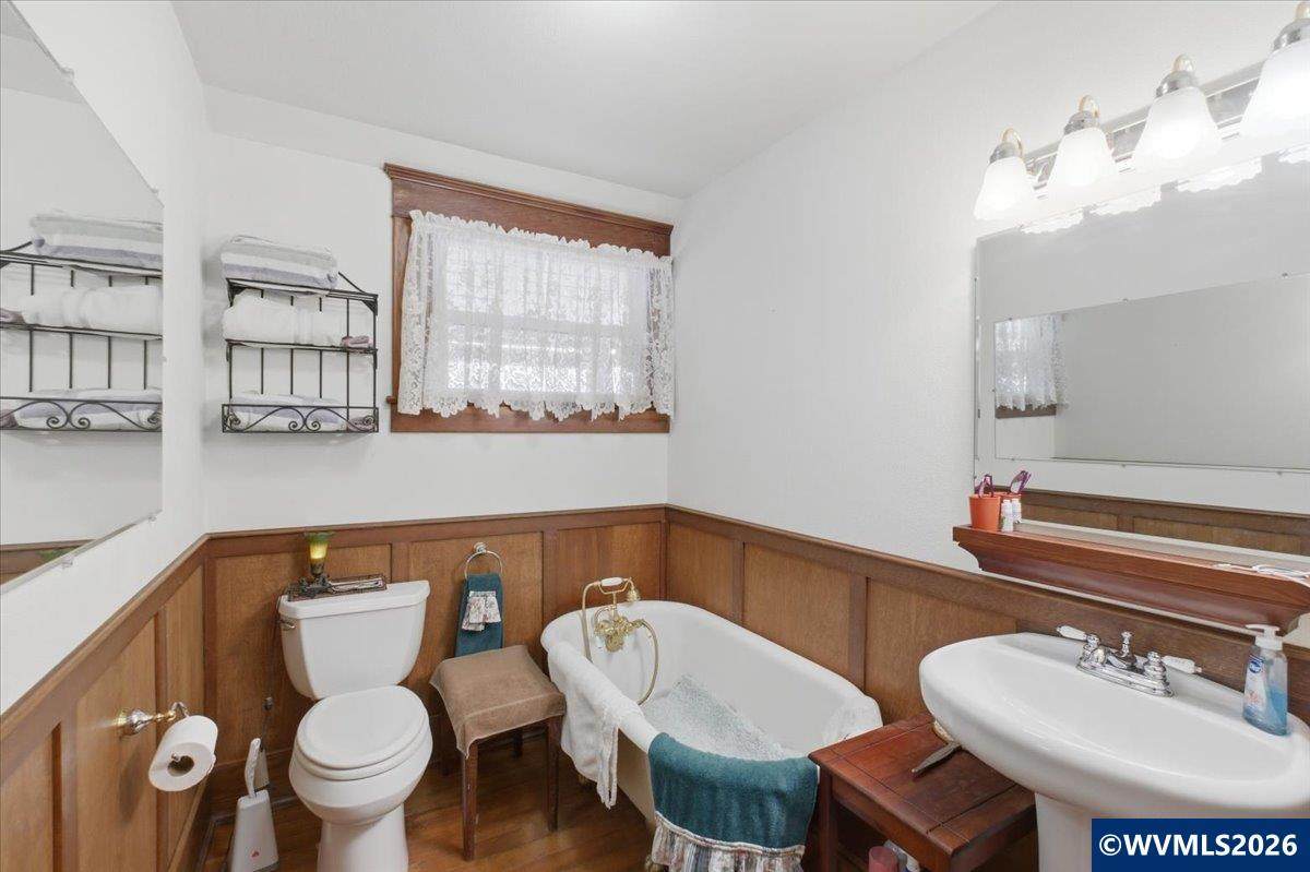 504 Washburn St - Photo 1