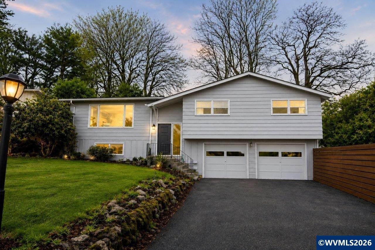 2042 Summit Av - Photo 1