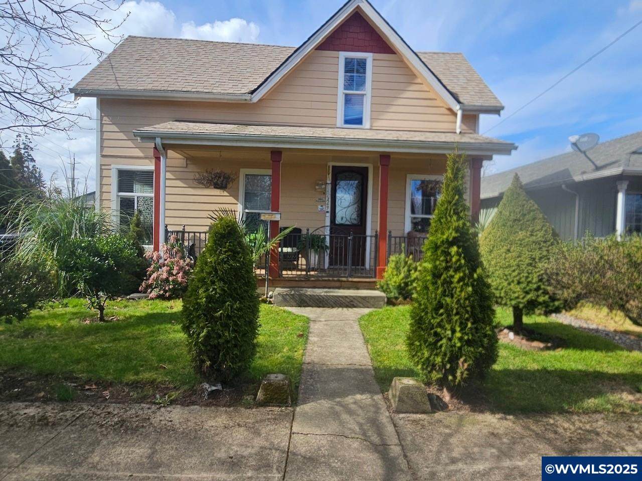 1329 Baker St - Photo 1