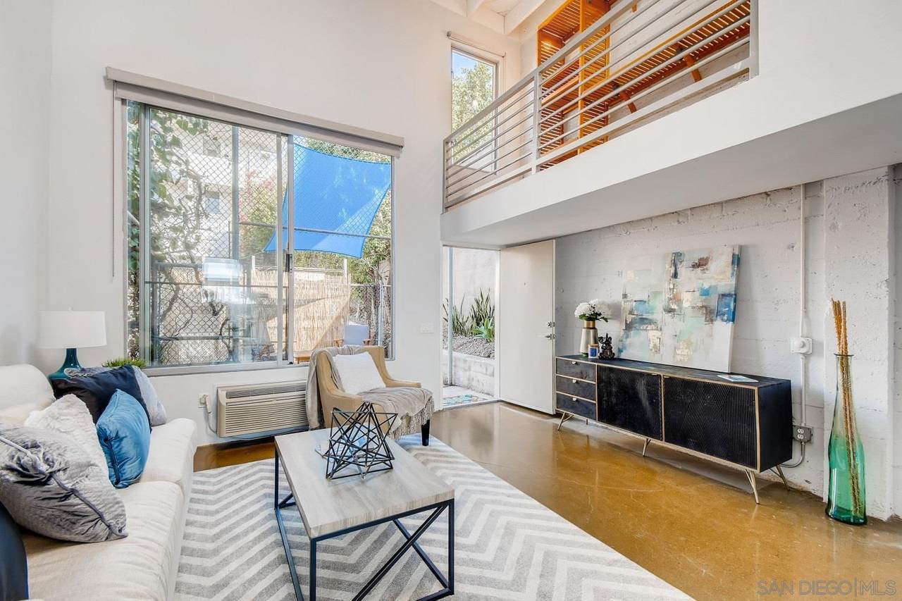 941 Hawthorn St - Photo 1