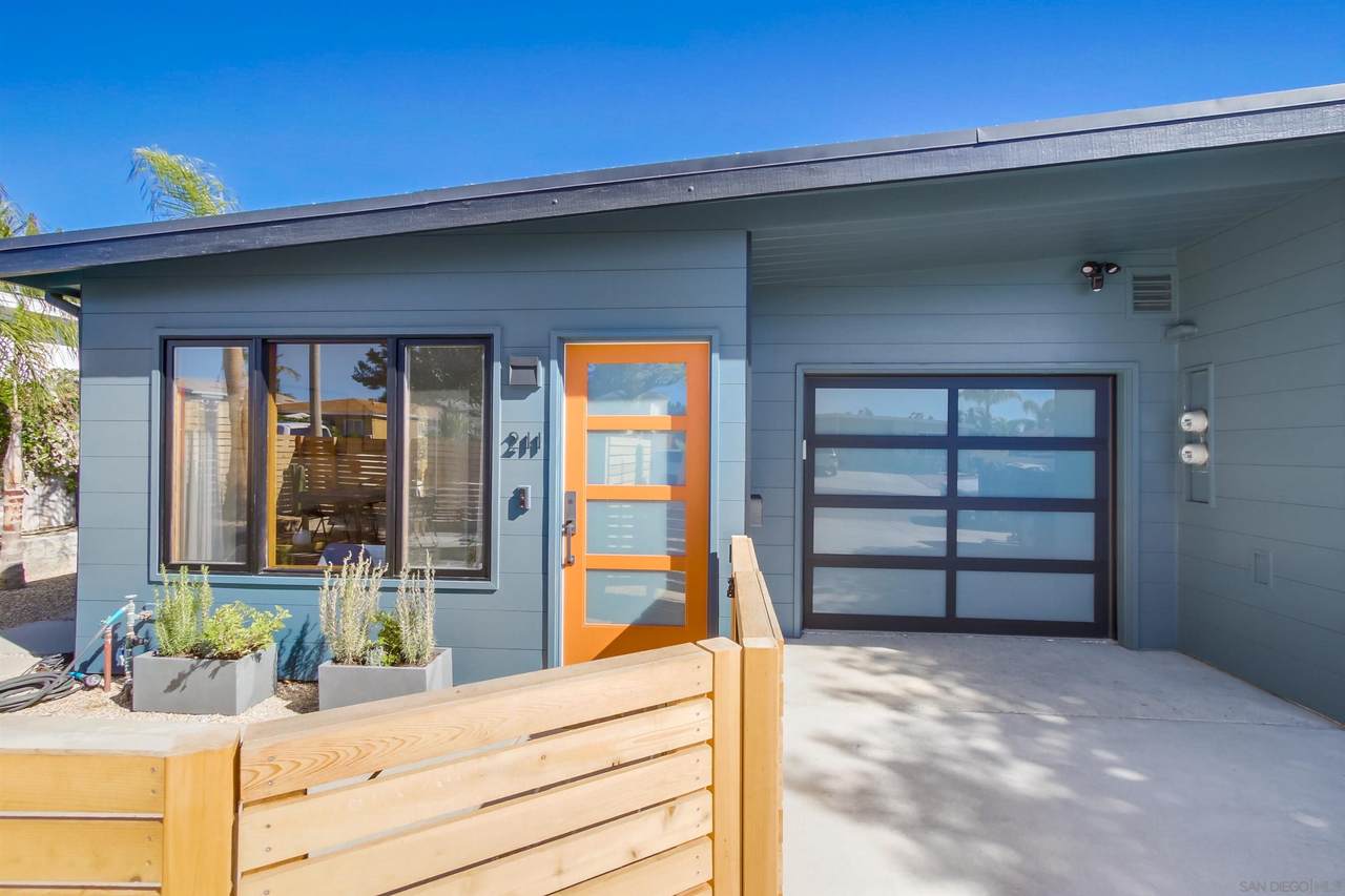 211 Delphinium St - Photo 1