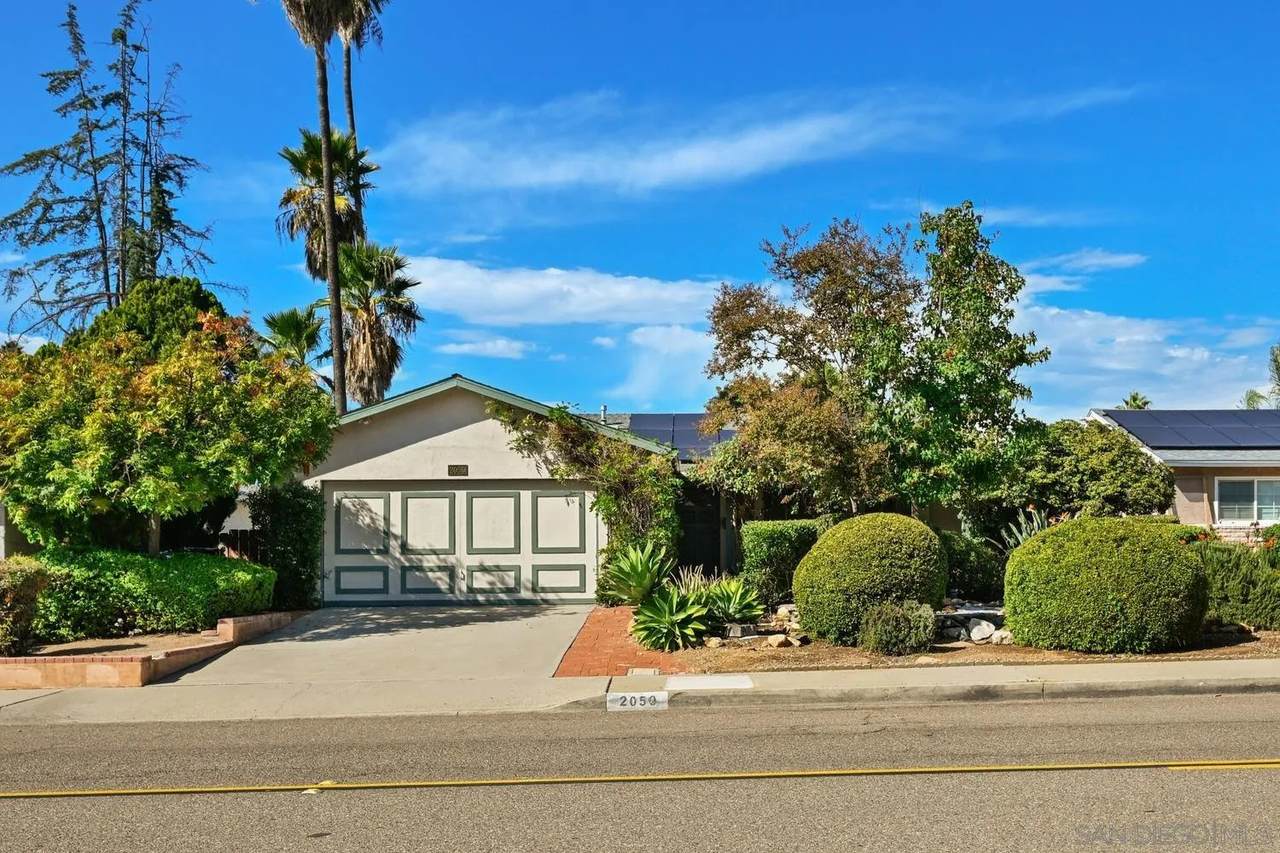 2050 Oak Hill Dr - Photo 1