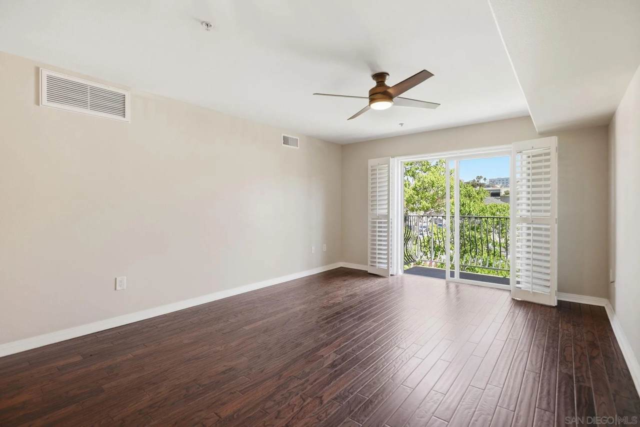 801 Hawthorn - Photo 1