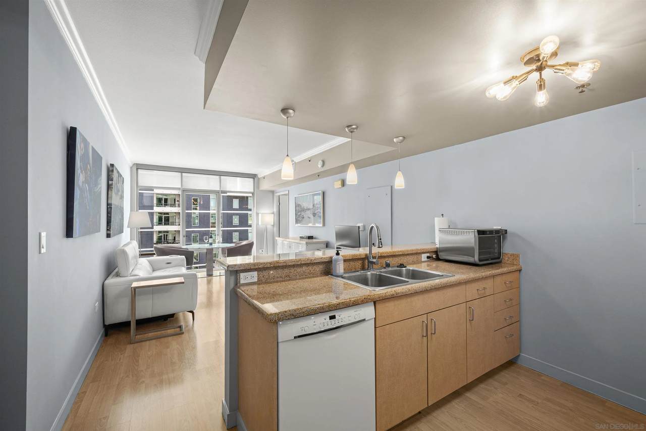 425 Beech - Photo 1
