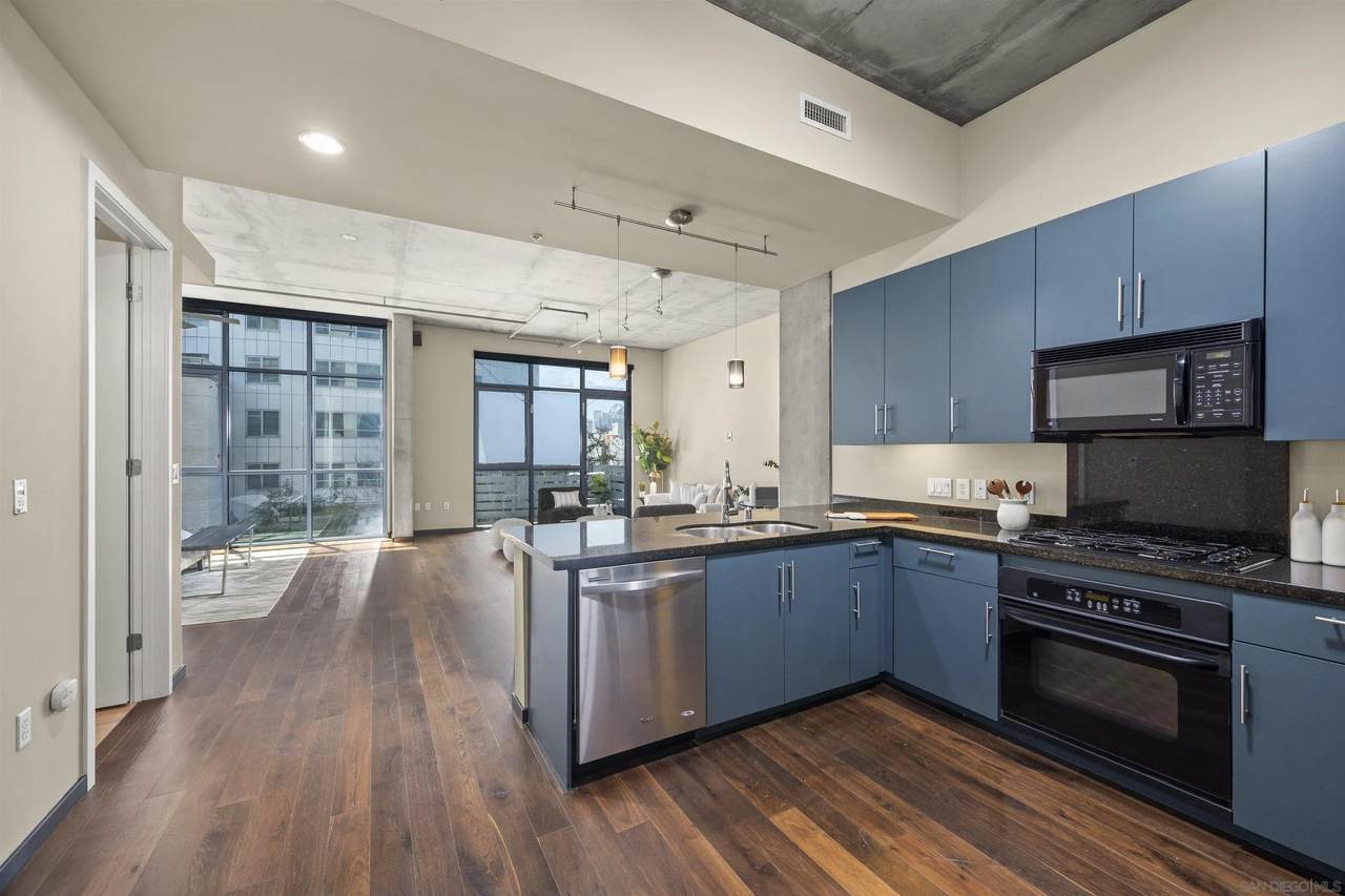527 10Th Ave - Photo 1