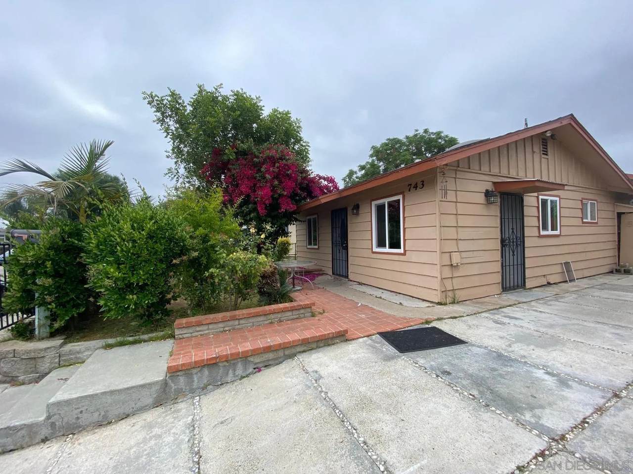 743 Park Pl - Photo 1