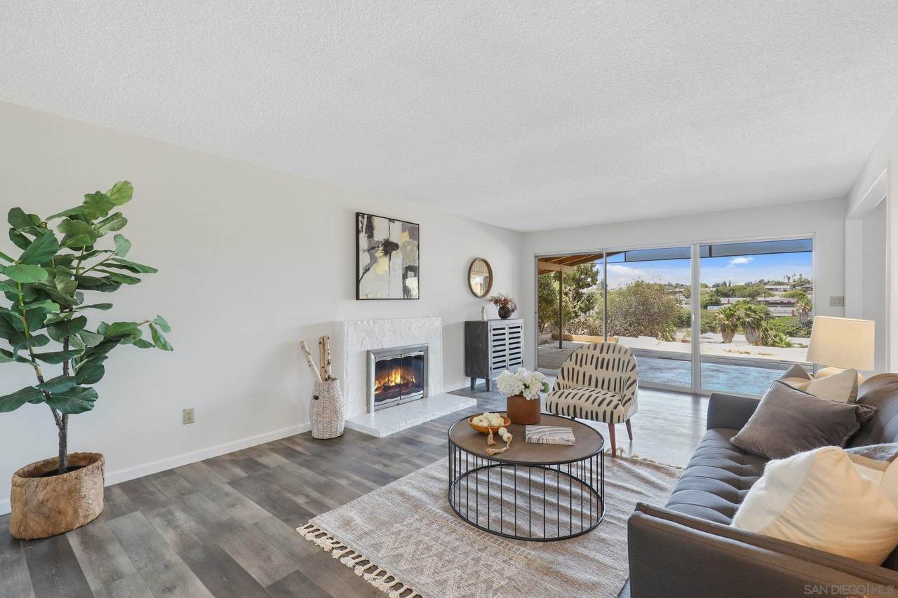 1554 Angelus Ave - Photo 1