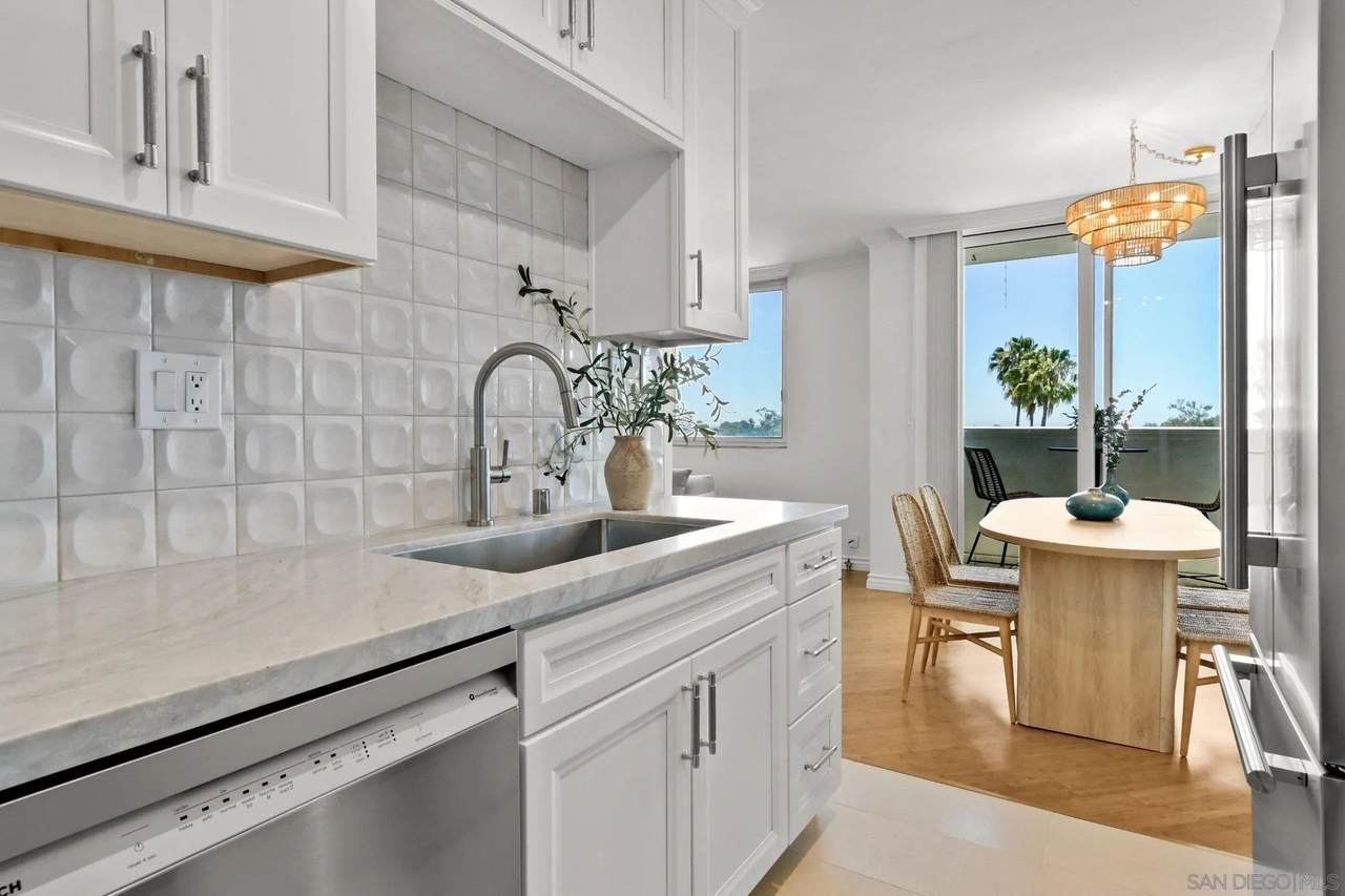 1907 Robinson Ave - Photo 1