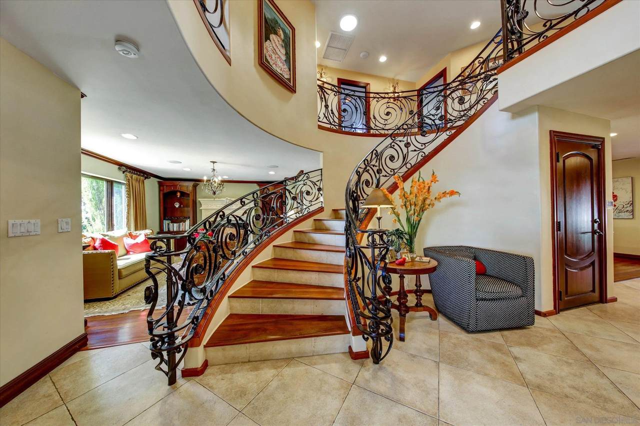2540 Chatsworth - Photo 1