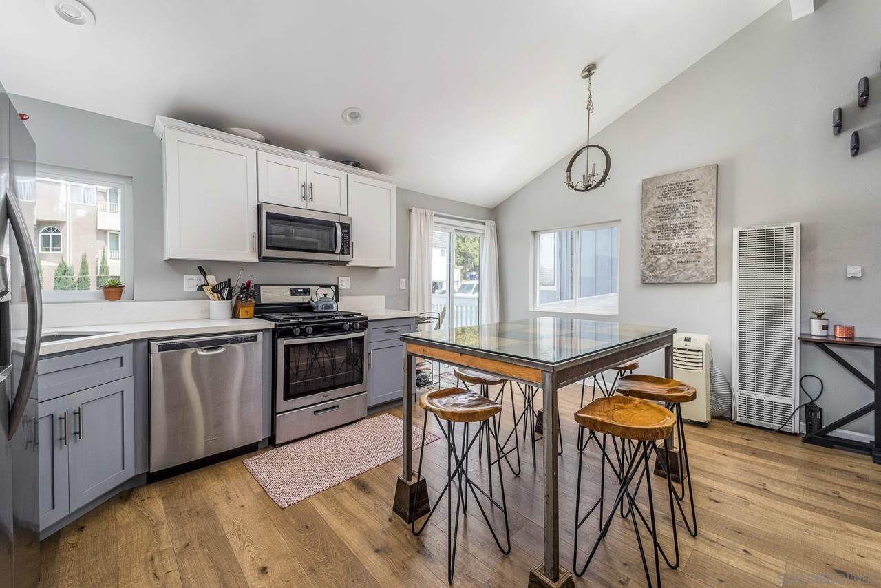 1617 Chalmers St - Photo 1