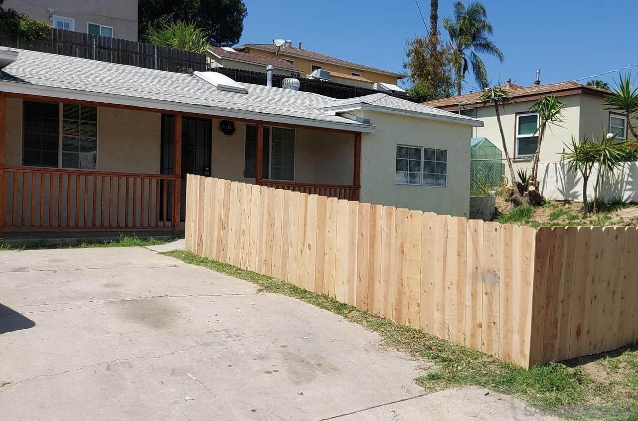 938 Banock St - Photo 1