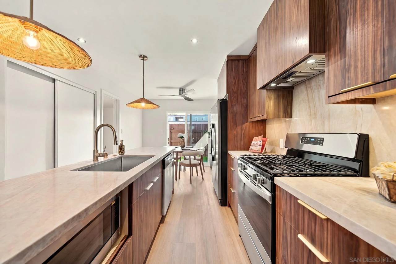 435 Woodlawn Ave - Photo 1