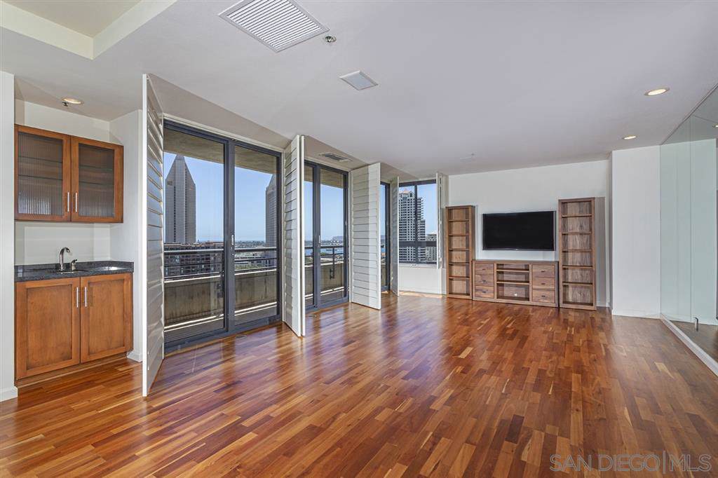 700 Front - Photo 1
