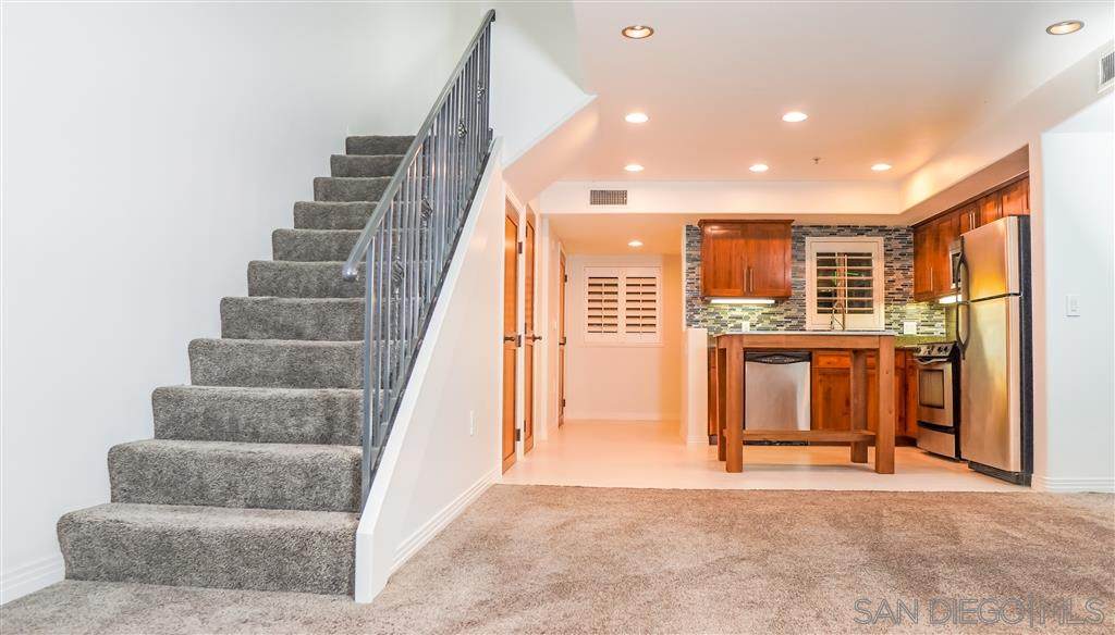 801 Hawthorn Street - Photo 1