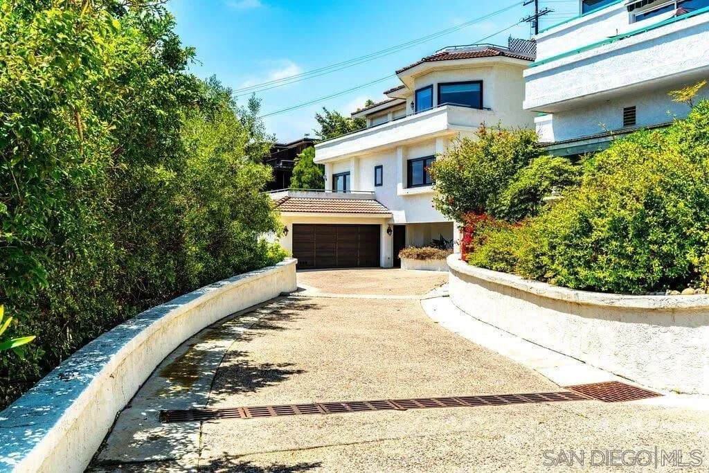 2110 Locust St - Photo 1