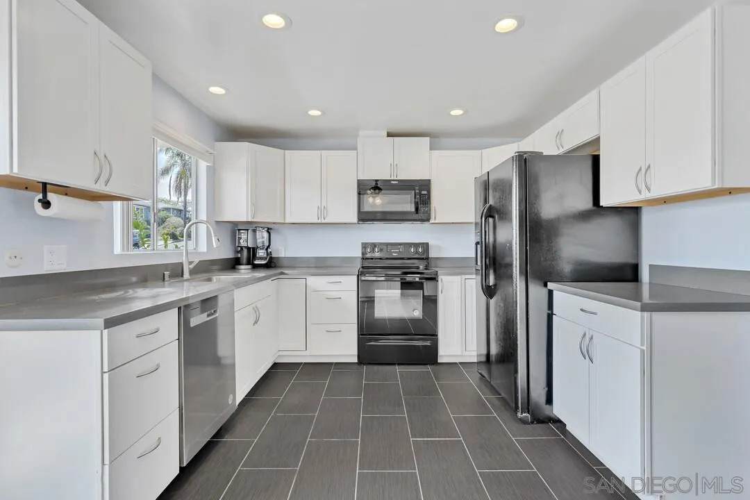 806 4Th Ave - Photo 1