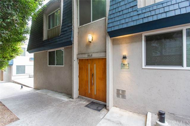 964 Larrabee Street - Photo 1