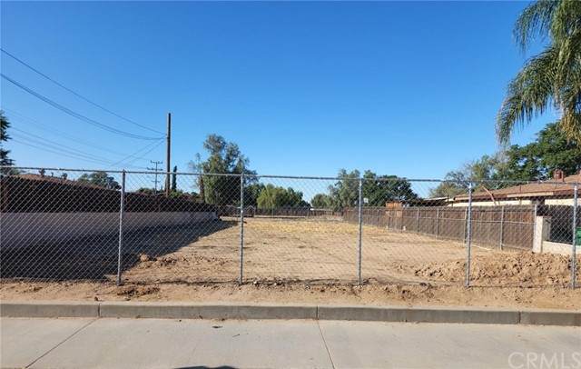 24449 Atwood - Photo 1