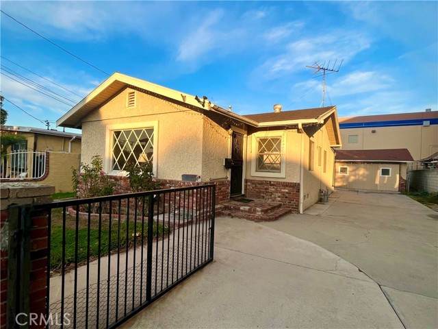 402 Kroeger Street - Photo 1