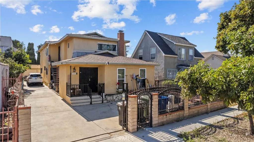 3887 Van Ness Avenue - Photo 1