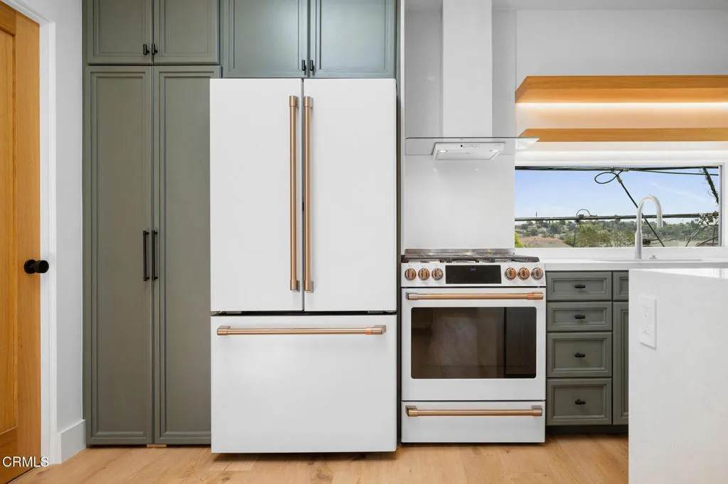 1932 Hillhurst Avenue - Photo 1