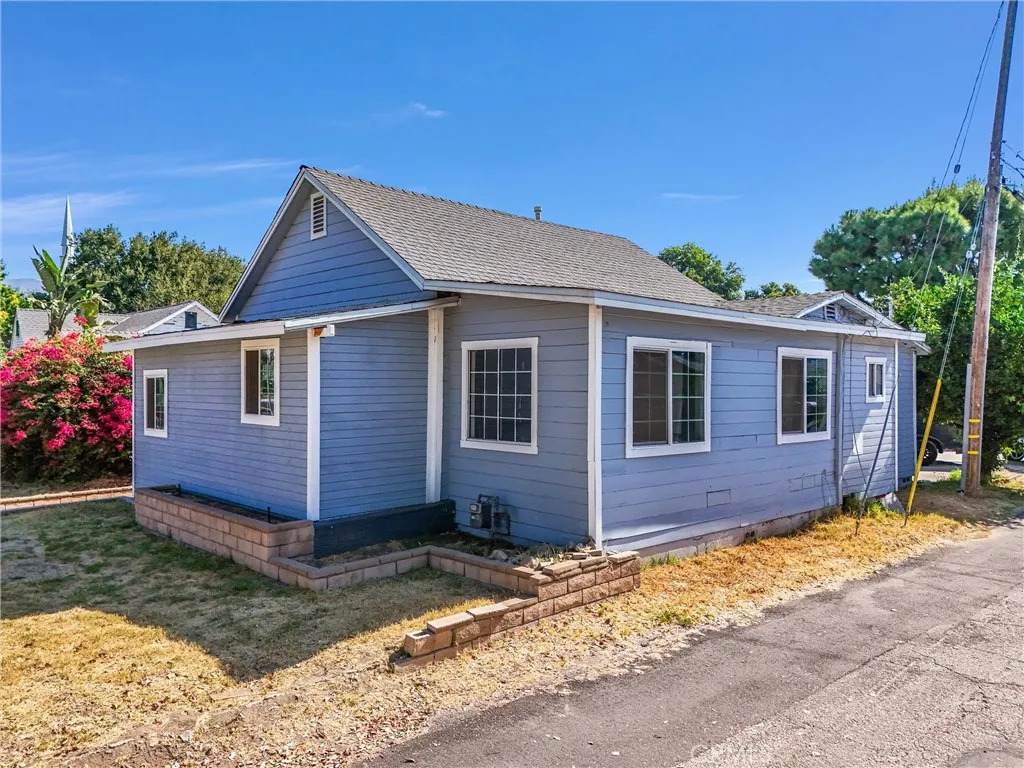 2532 White Avenue - Photo 1