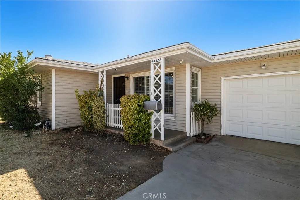 44327 Elm Avenue - Photo 1