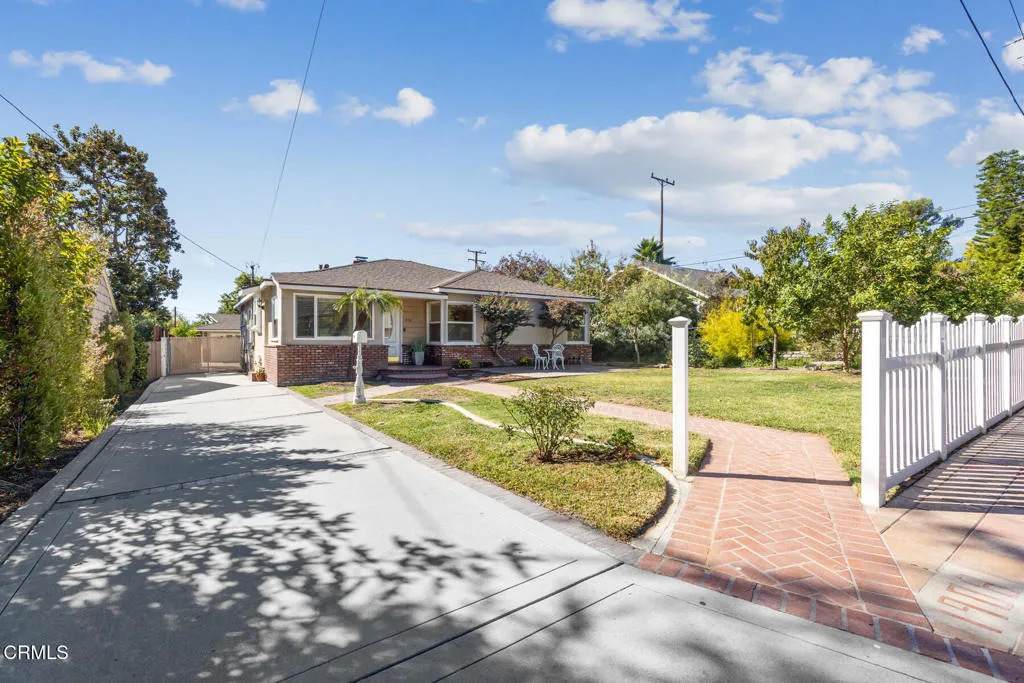 1908 Oakwood Street - Photo 1