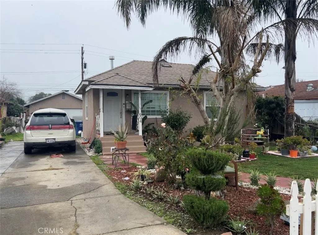 904 Riverside - Photo 1