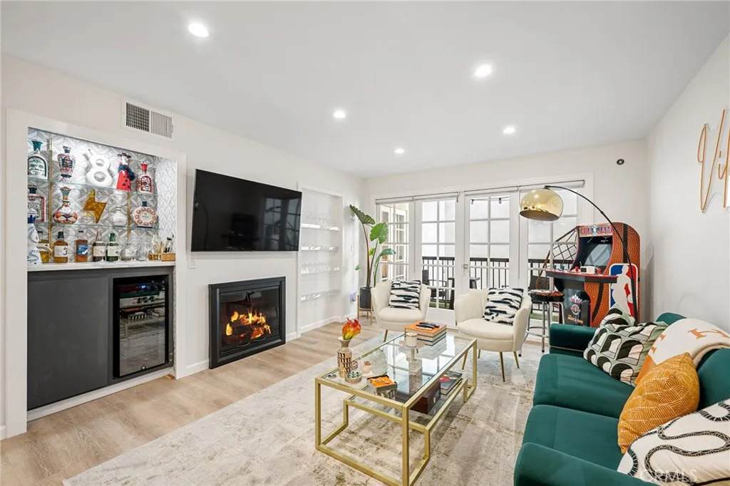 906 Doheny Drive - Photo 1