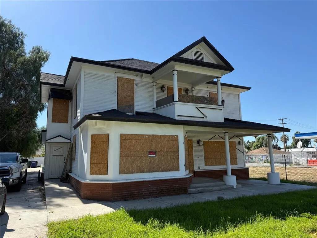 2586 University Avenue - Photo 1