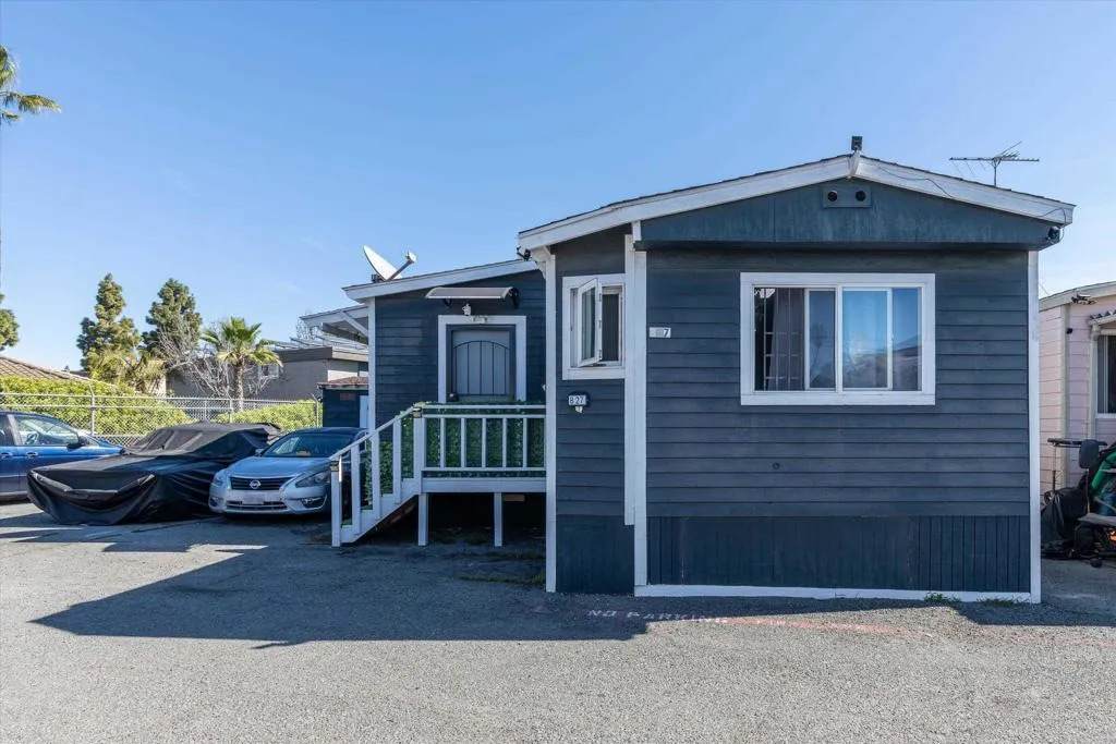 999 E Division St - Photo 1