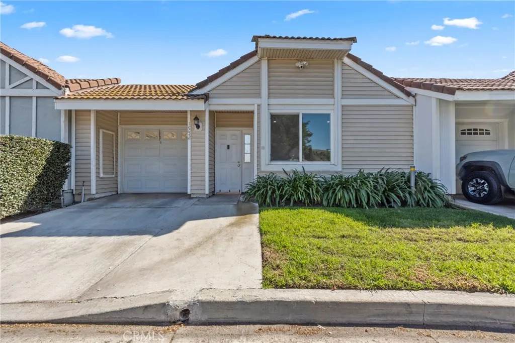 1552 Club Drive - Photo 1