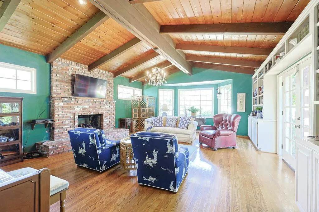 610 Country Club - Photo 1