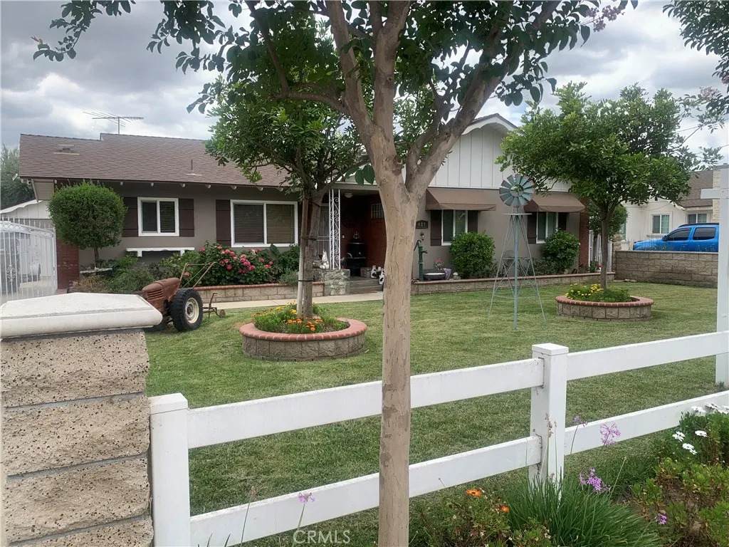 427 Maple - Photo 1