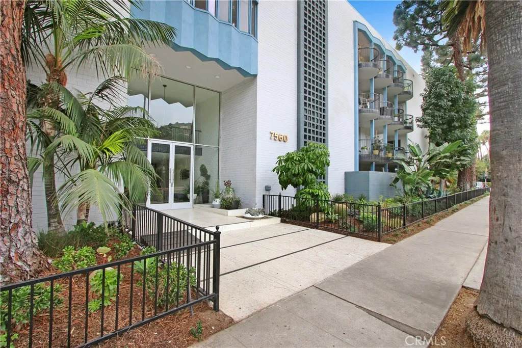 7560 Hollywood - Photo 1
