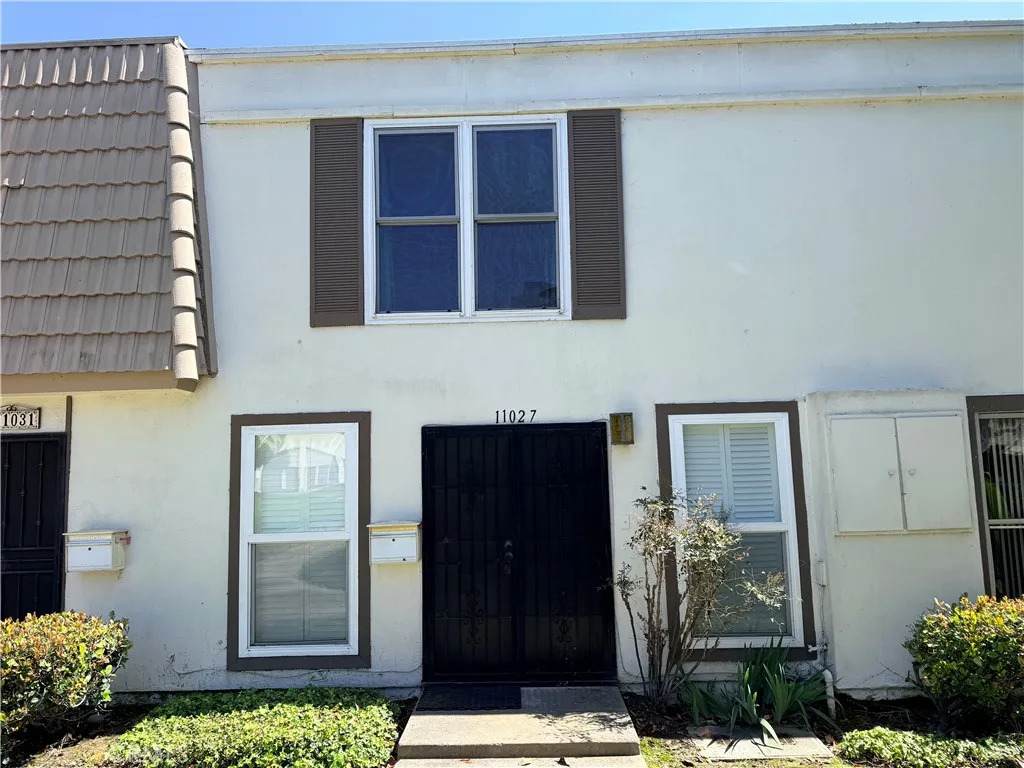 11027 Slater - Photo 1