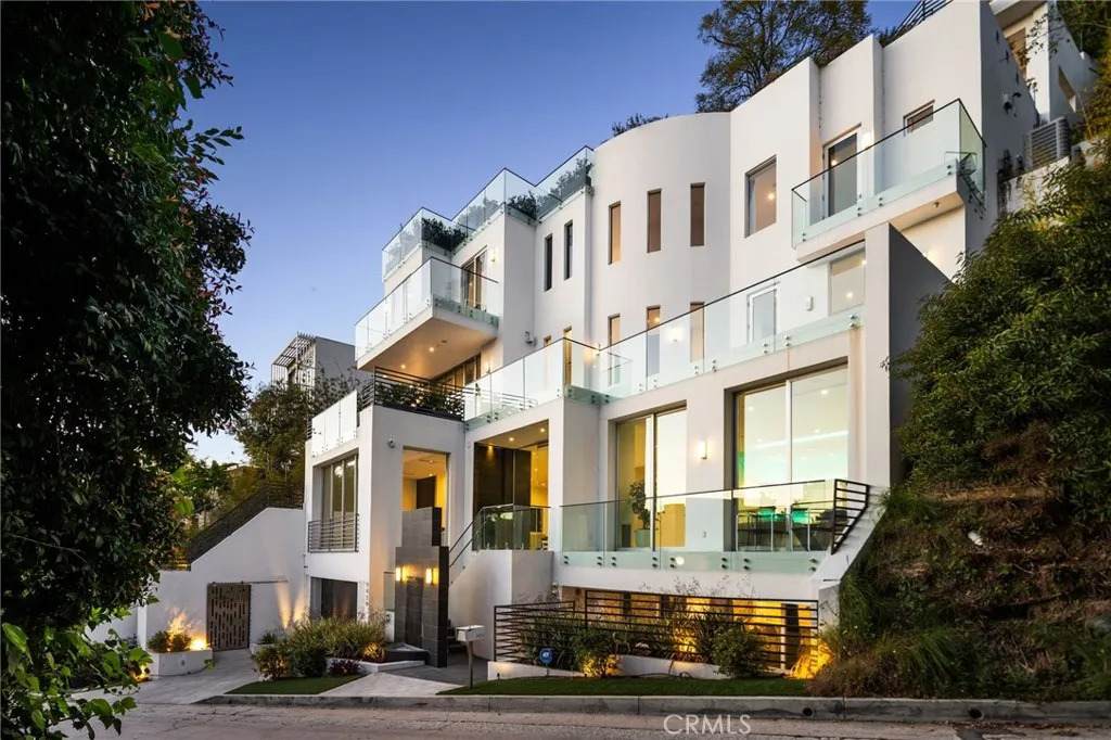 9459 Beverly Crest - Photo 1