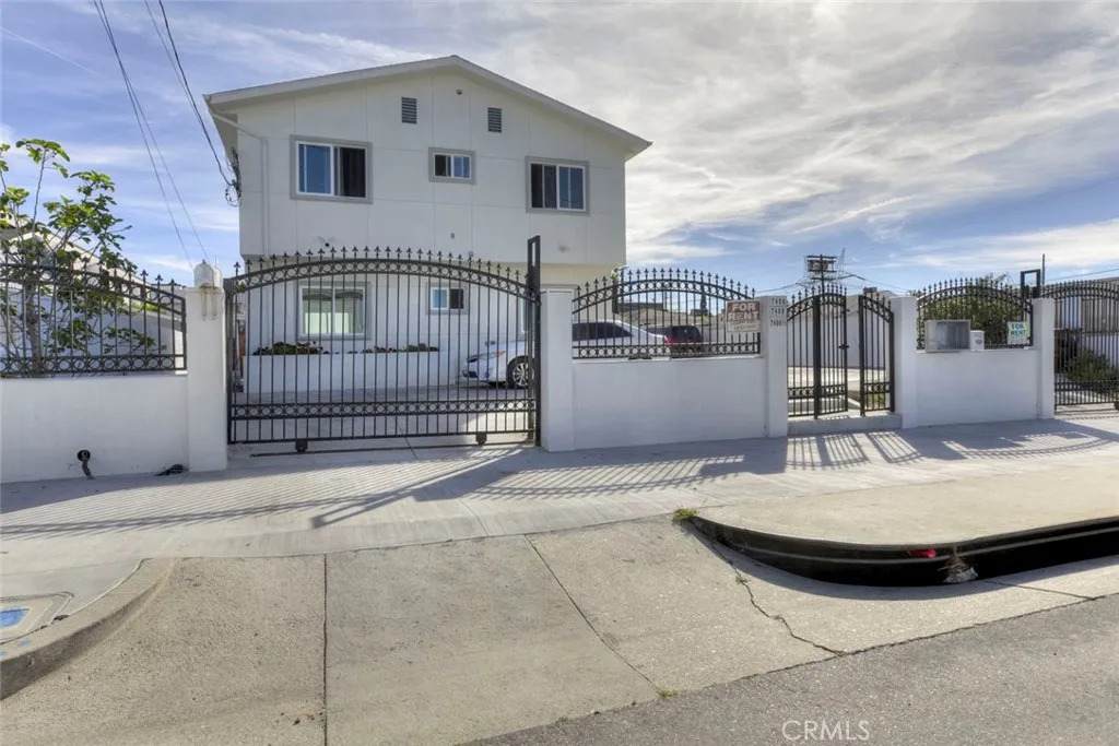 7408 Radford Ave - Photo 1