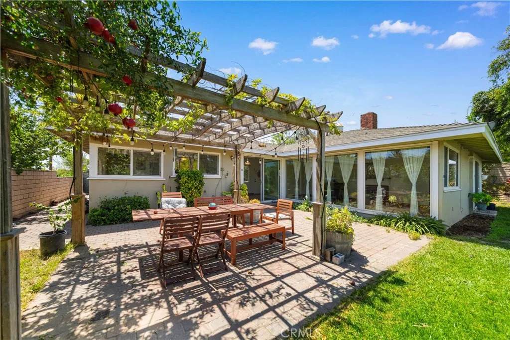1033 Isabella - Photo 1