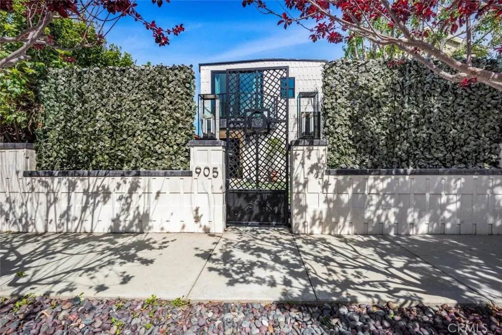 905 Dickson - Photo 1