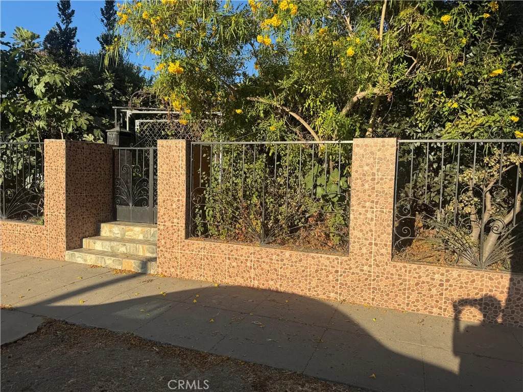 905 Ross - Photo 1
