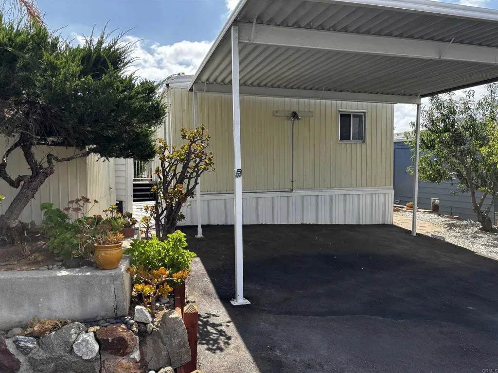 955 Howard Avenue - Photo 1