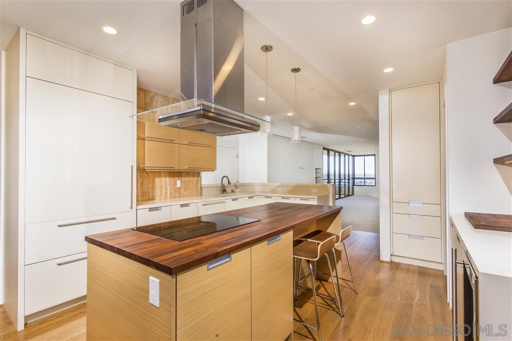 700 Front - Photo 1