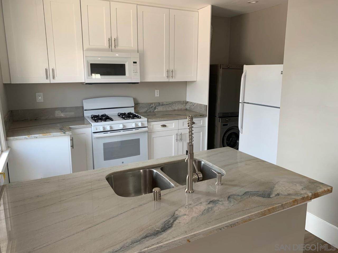 3388 University - Photo 1