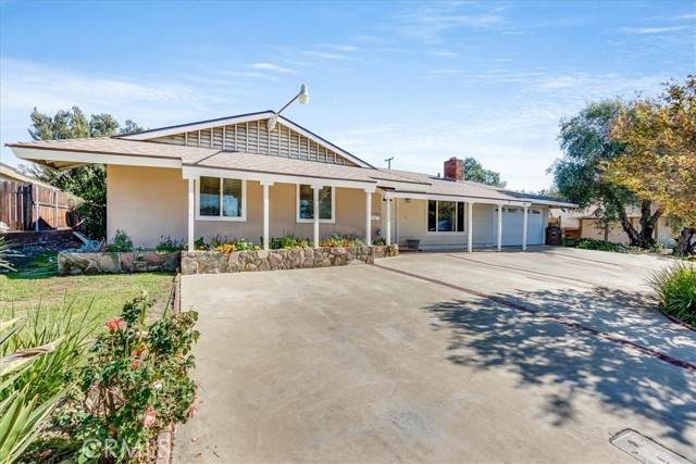 1662 Mills Avenue - Photo 1