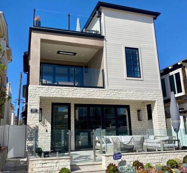 203 Sapphire Avenue - Photo 1